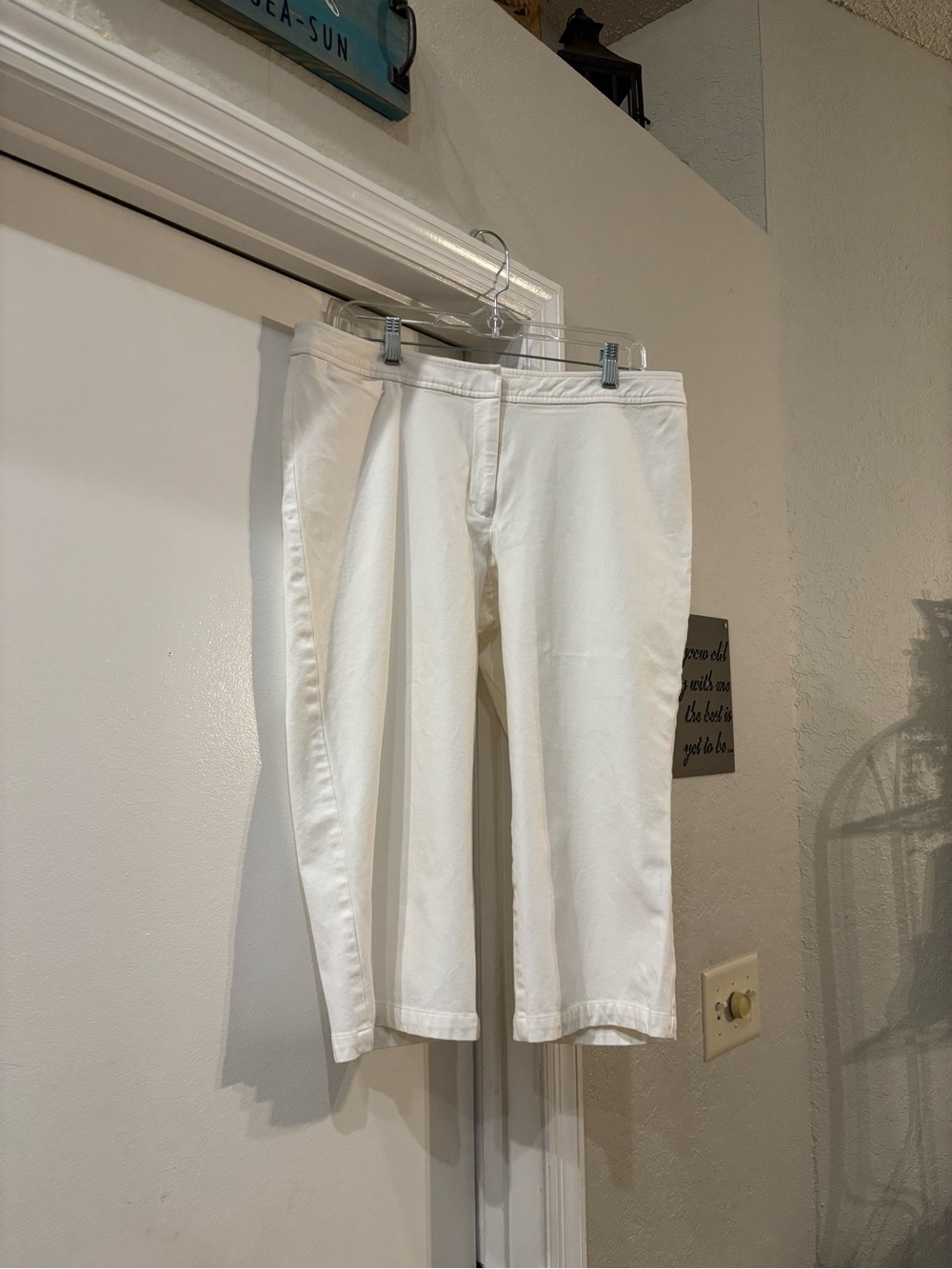Chico’s White Capri Jeans - Classic Stretch Fit Womens 2.5 (14) Zipper Front